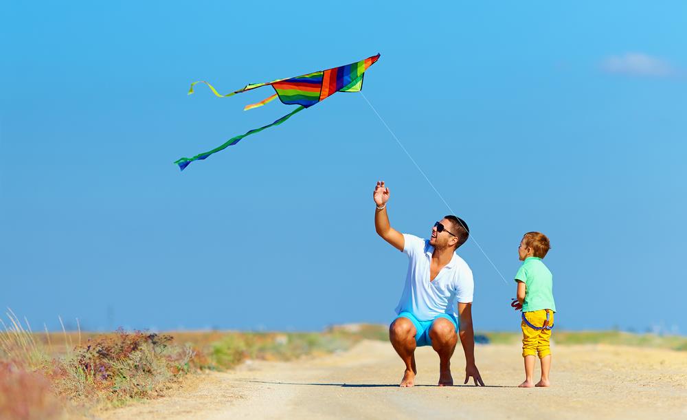 puszczanie latawca to świetna zabawa dla dzieci i dorosłych