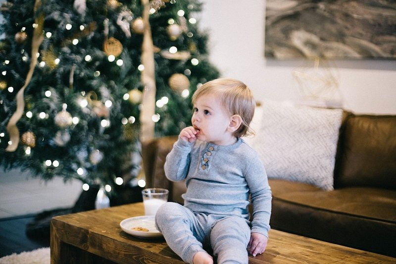 Dziecko jedzące bożonarodzeniowe ciasteczka