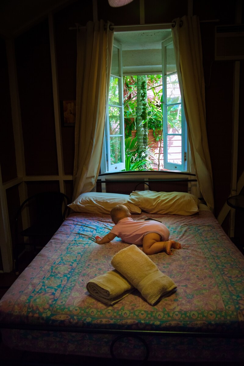 Małe dziecko w hotelu